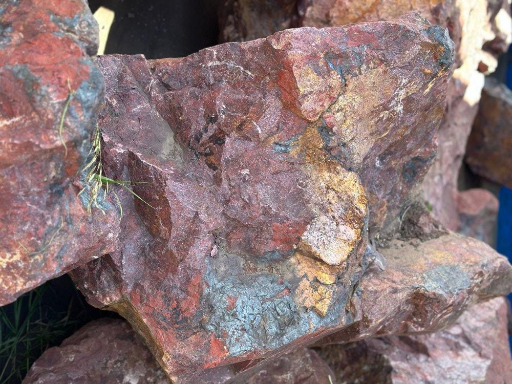 Камни для ландшафтного дизайна красно-фиолетовые 10-60 килограмм купить в Кургане