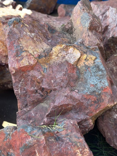 Камни для ландшафтного дизайна красно-фиолетовые 10-60 килограмм купить в Кургане