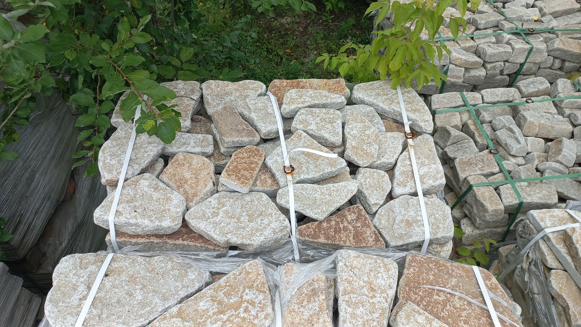 Плитняк галтованный гранитный для ландшафтного дизайна купить в Кургане