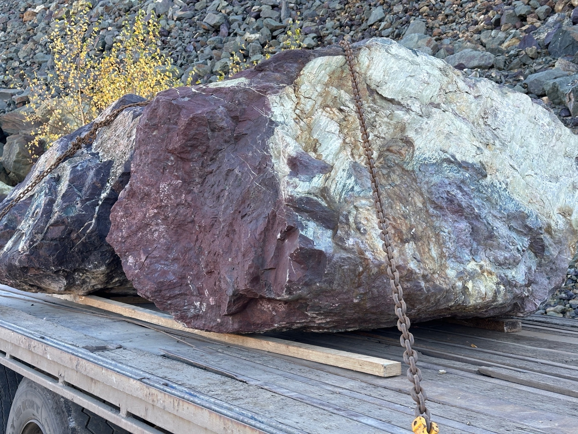 Огромные красно-фиолетовые валуны для ландшафтного дизайна весом более 5 тонн купить в Кургане