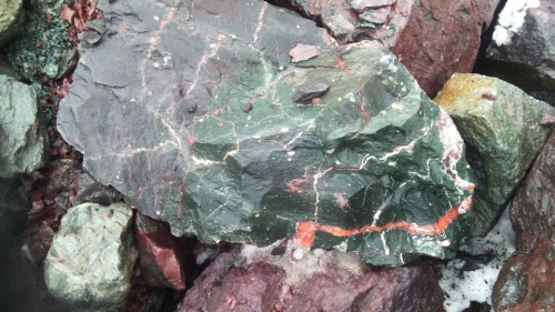 Гигантские зелёные валуны для ландшафтного дизайна весом более 5 тонн купить в Кургане