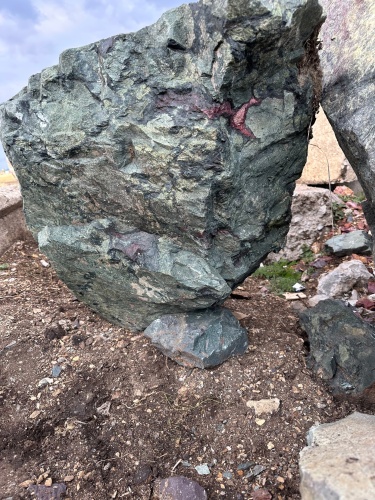 Гигантские зелёные валуны для ландшафтного дизайна весом более 5 тонн купить в Кургане