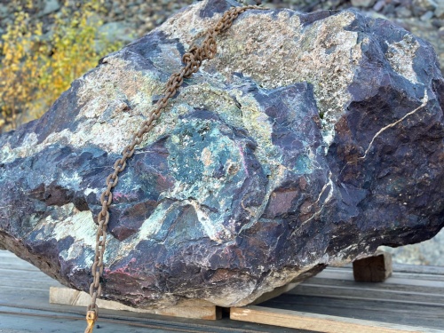 Огромные красно-фиолетовые валуны для ландшафтного дизайна весом более 5 тонн купить в Кургане