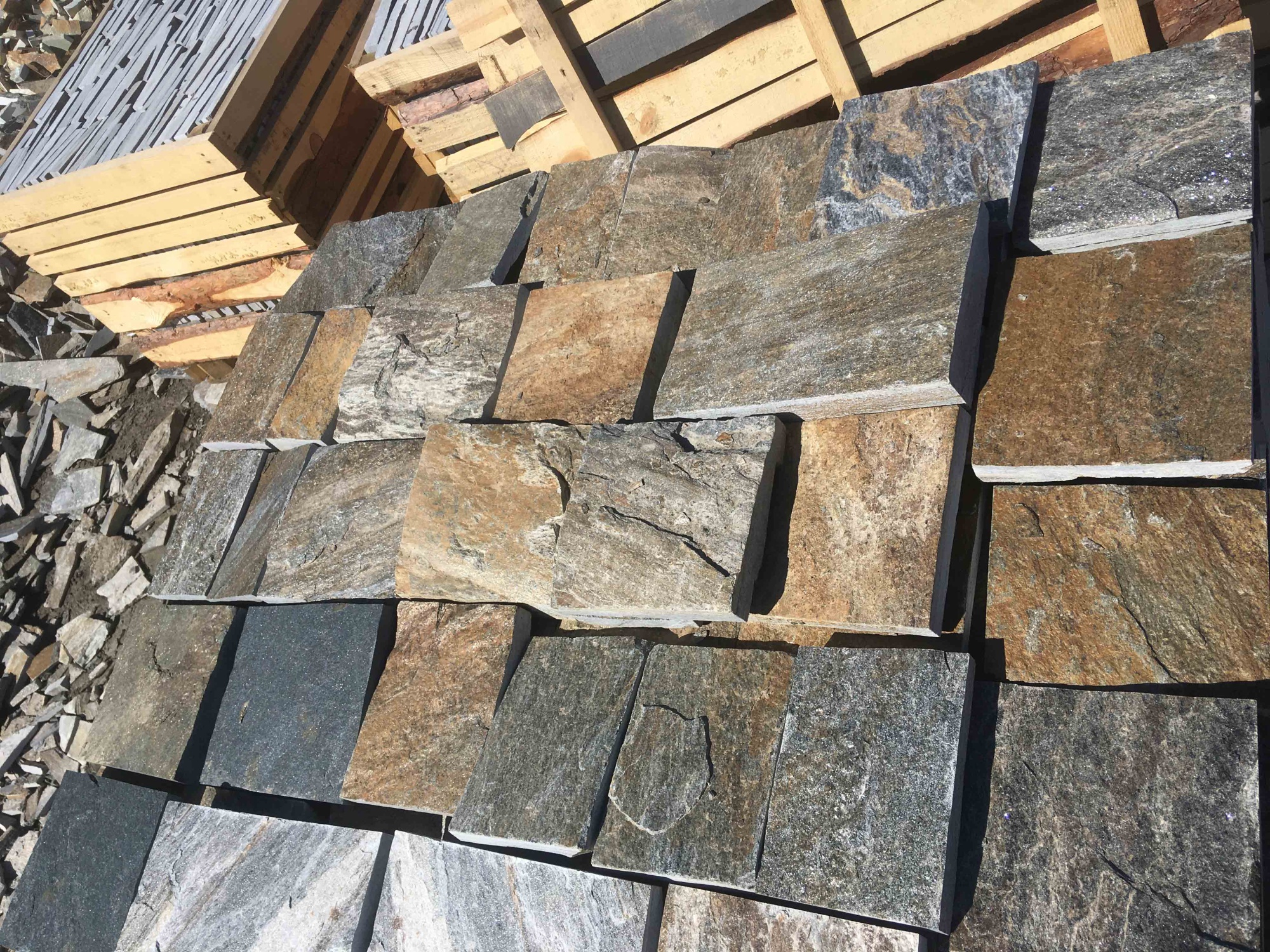 Плитка пилёная златолит Уральский для цоколя, отмостки купить в Кургане