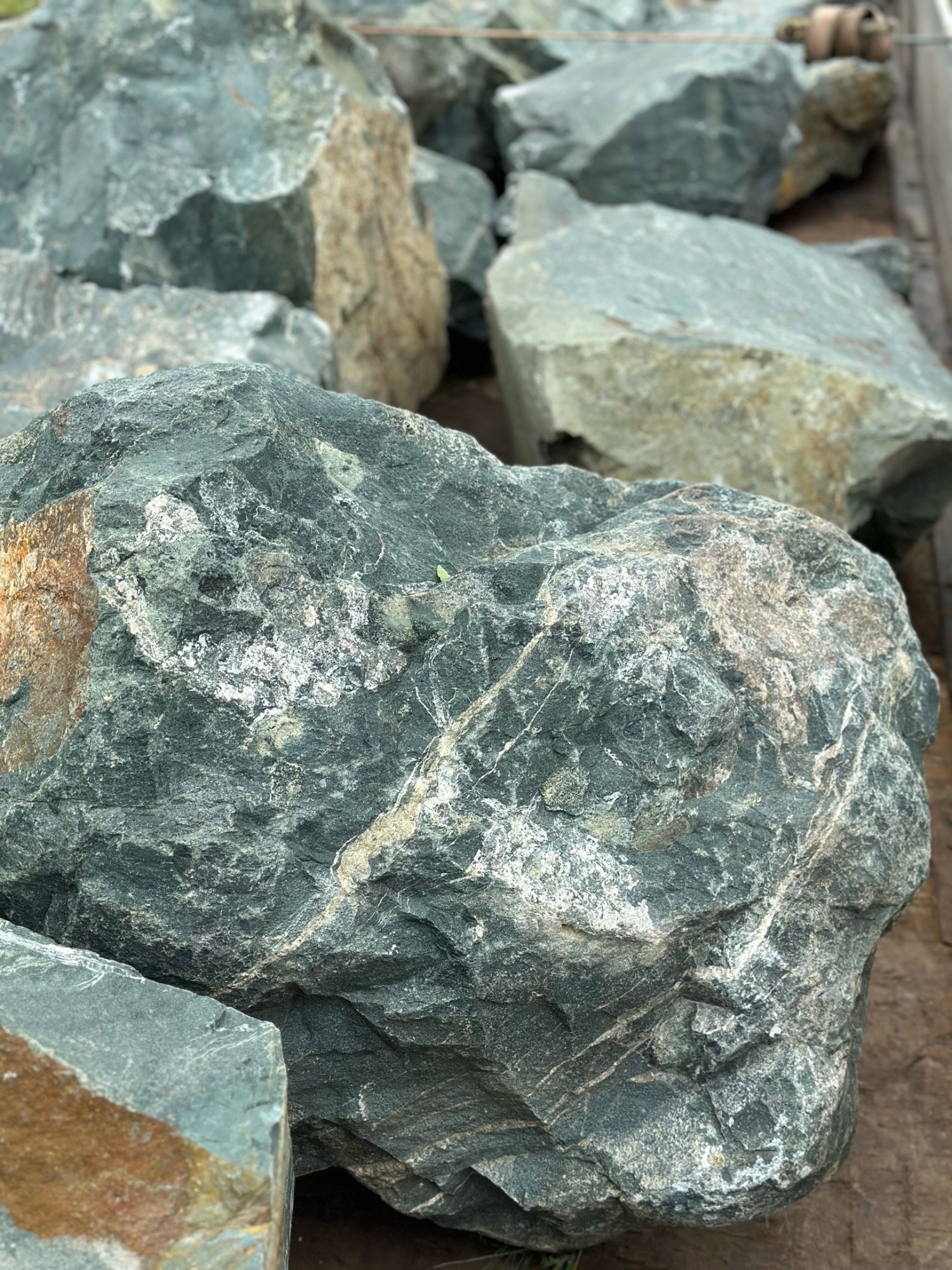 Камни для ландшафтного дизайна зелёные 10-60 килограмм купить в Кургане