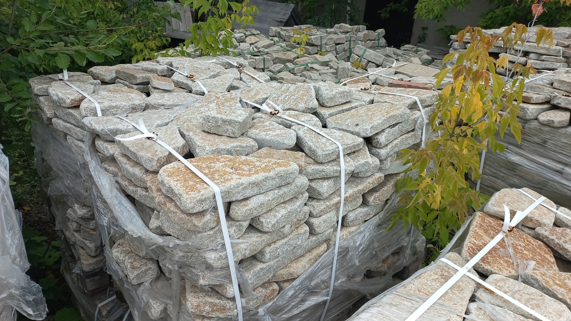 Плитняк галтованный гранитный для ландшафтного дизайна купить в Кургане