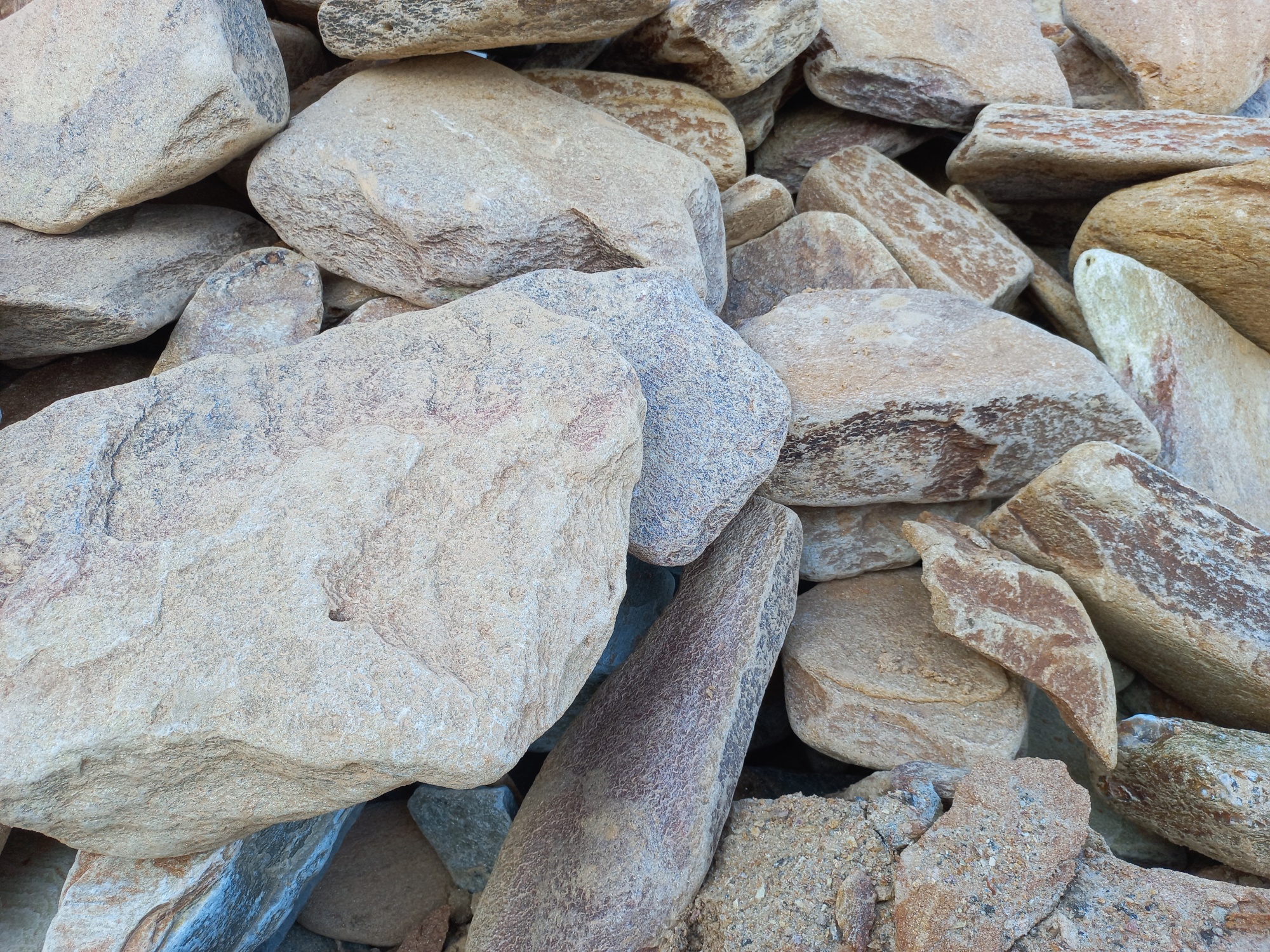 Златолит жёлтый, жёлто-зелёный глыбки и валуны для ланшафтного дизайна купить в Кургане