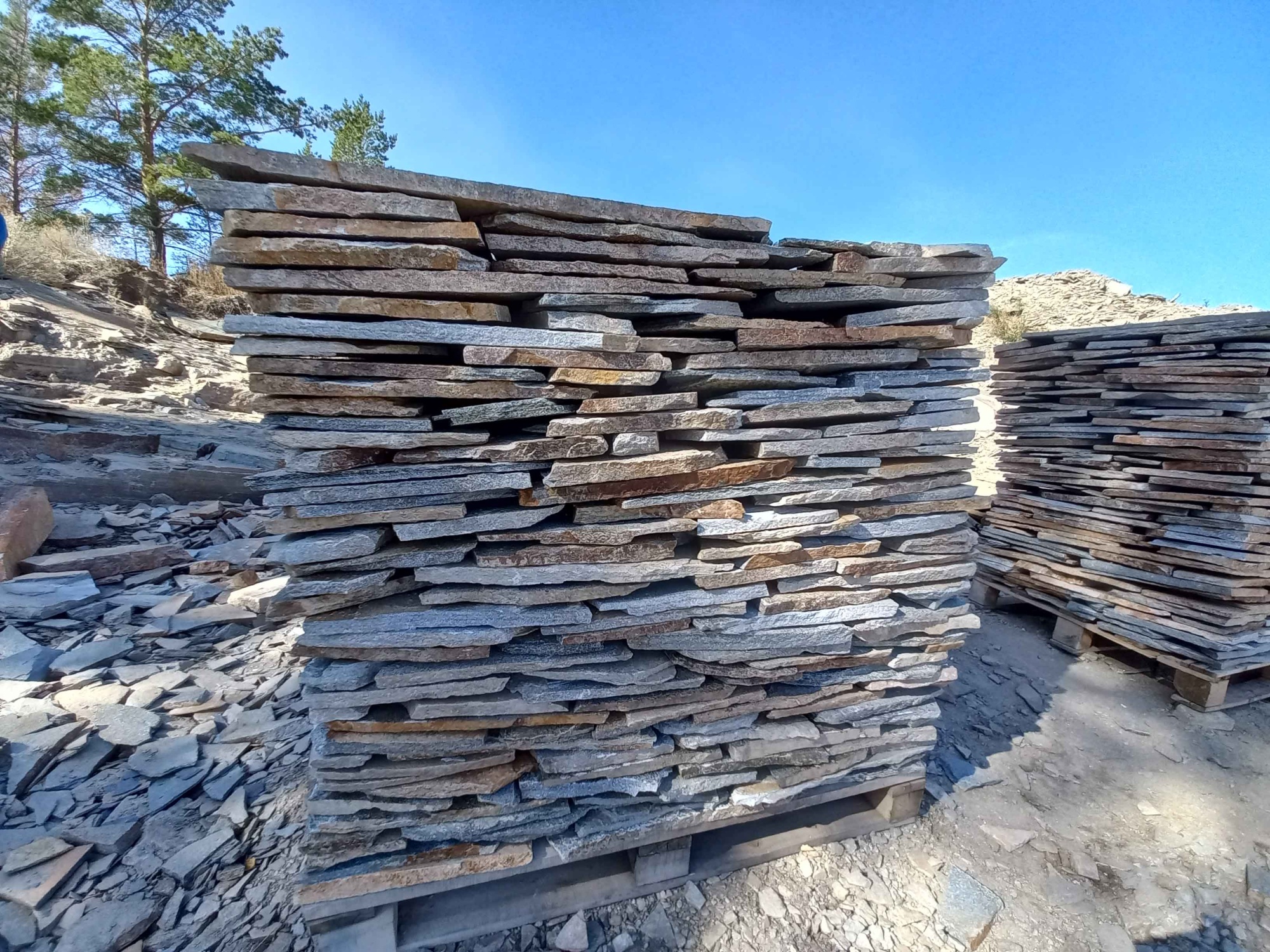 Плитняк златолит серебристый для фасада купить в Кургане