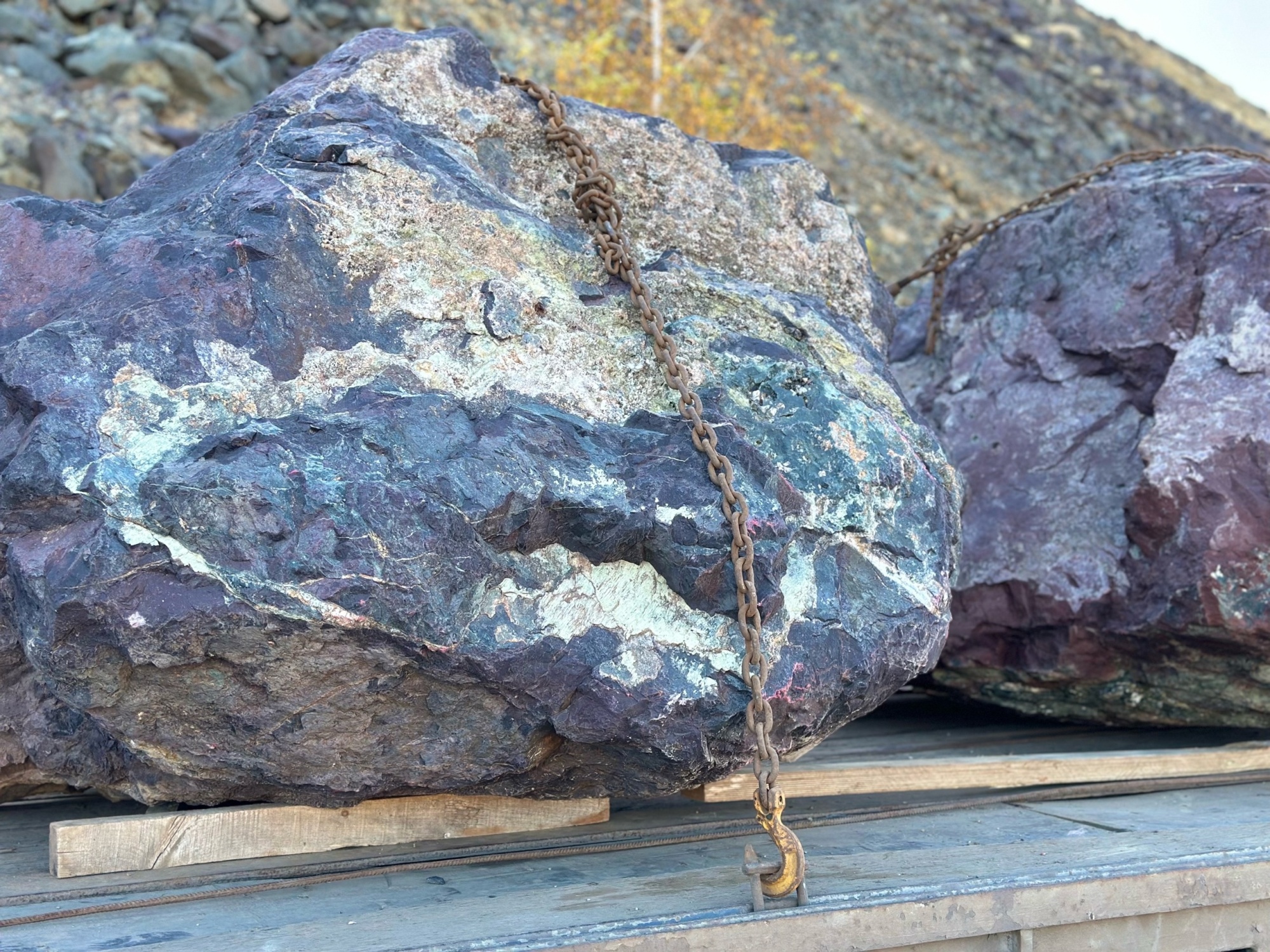 Огромные красно-фиолетовые валуны для ландшафтного дизайна весом более 5 тонн купить в Кургане