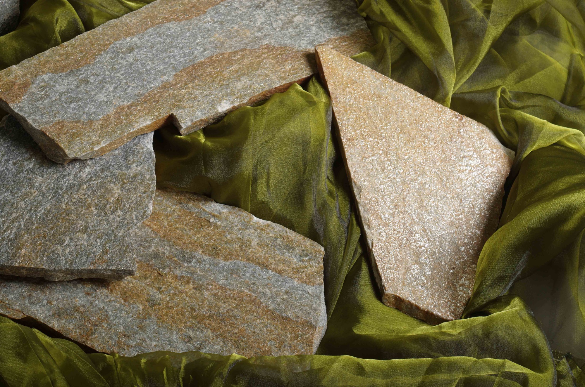 Плитняк златолит Уральский для цоколя, отмостки купить в Кургане