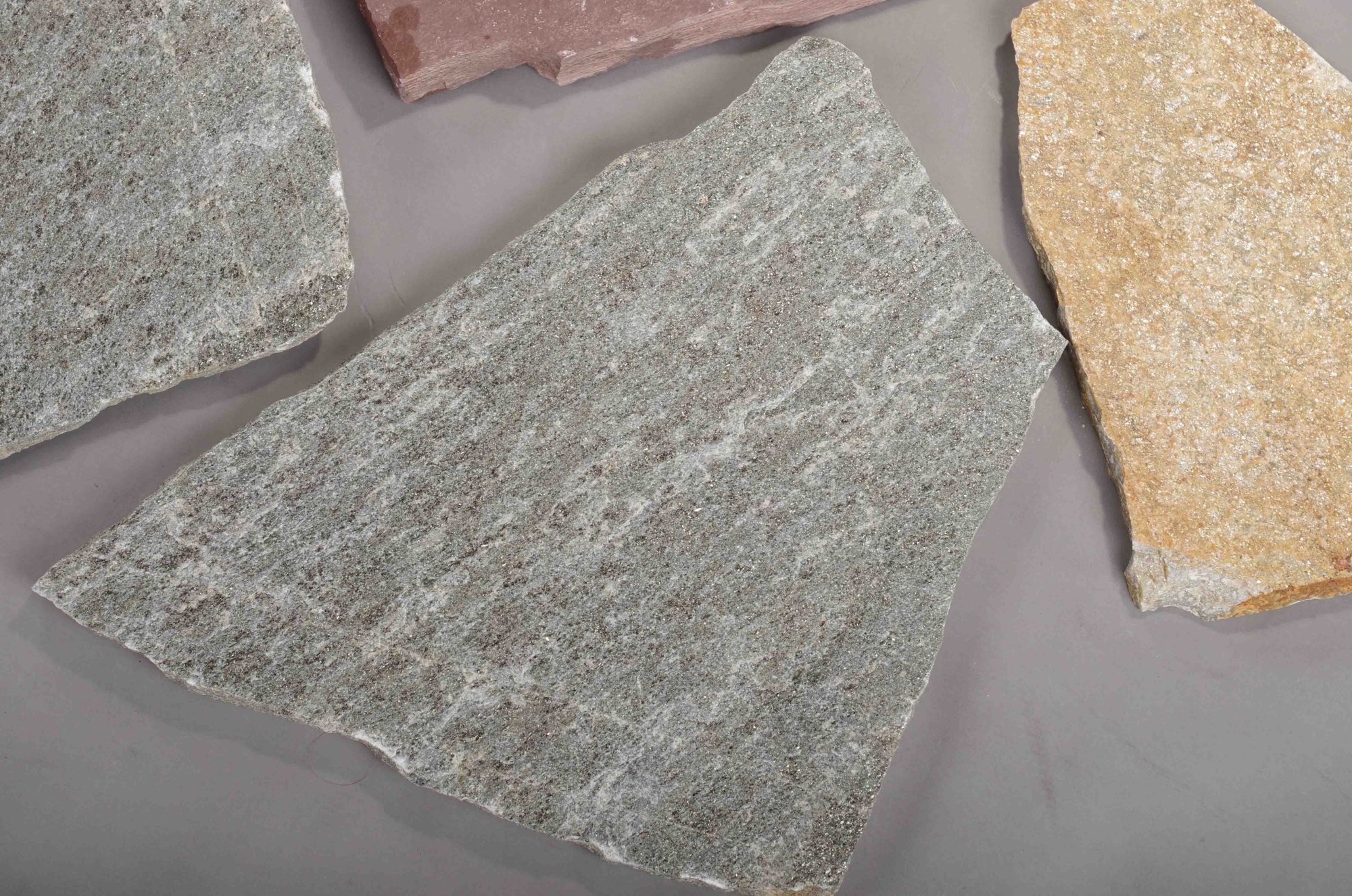 Плитняк златолит Уральский для цоколя, отмостки купить в Кургане